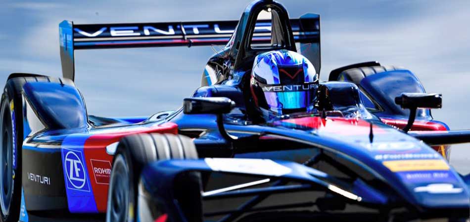 Voiture de course FormulaE Venturi avec technologie ZF Motorsport sur le circuit.