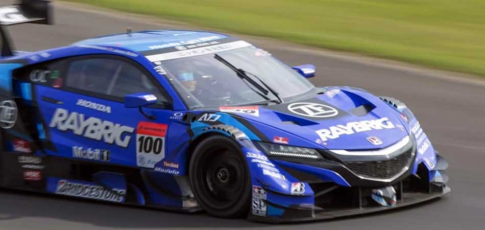 El socio Honda de ZF-Motorsport con el coche de carreras GT500 Super GT en la pista de carreras.