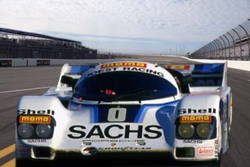 Porsche 962 IMSA GTP mit SACHS Kupplung auf Rennstrecke.