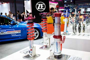 Stoisko wystawowe ZF Motorsport ze sprzęgłem i amortyzatorem.