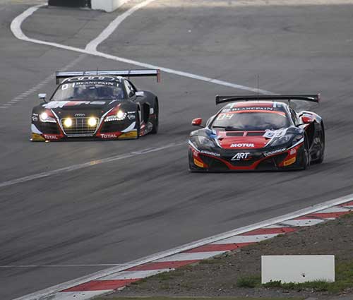 Audi-duel op de Nrburgring bij de Duitse autoraceserie ADAC GT Masters.