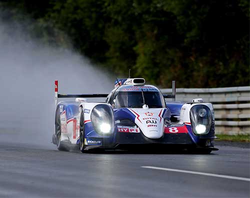 24 Hours of Le Mans, vehicles on the racetrack.
