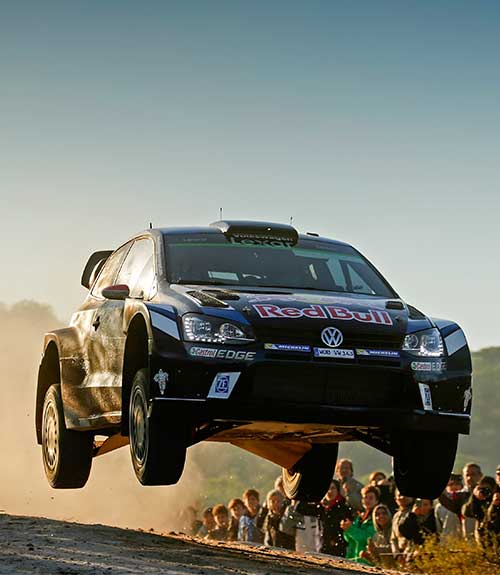 VW Polo R WRC z amortyzatorami  i sprzęgłem SACHS na szutrowej drodze.