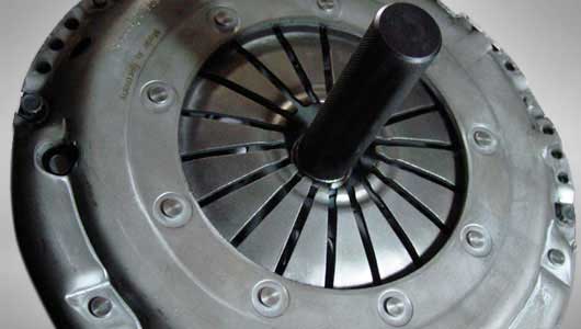 Centering the clutch disk. Minimal deformation during insertion of the transmission input shaft reduces the mobility.