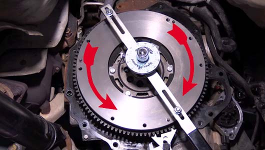 Rotate the flywheel to the maximum extent
