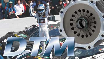 Coches de carreras DTM con embrague de carbono de ZF-Motorsport en la pista de carreras.
