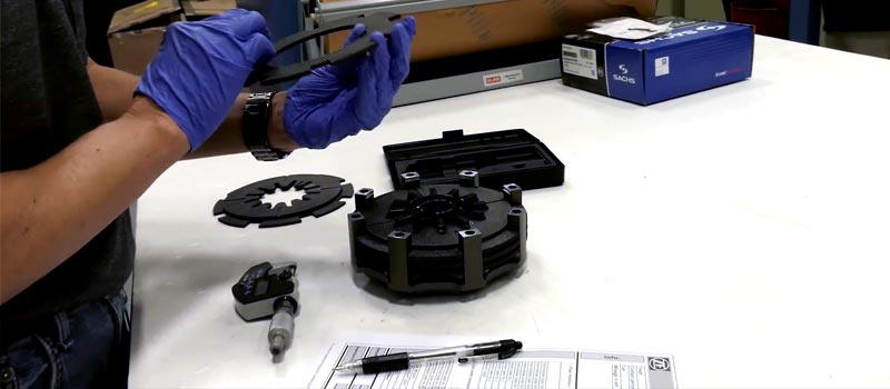 Carbon-Rennsportkupplung RCS 140 | 883082002909 Qualittskontrolle bei ZF Race Engineering.